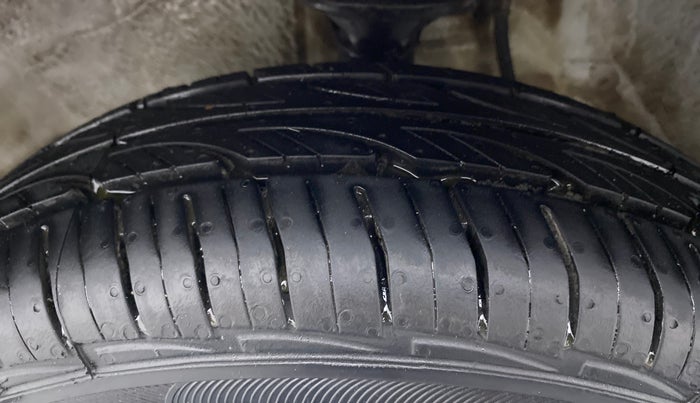 2017 Maruti Alto 800 LXI, Petrol, Manual, 33,018 km, Left Front Tyre Tread