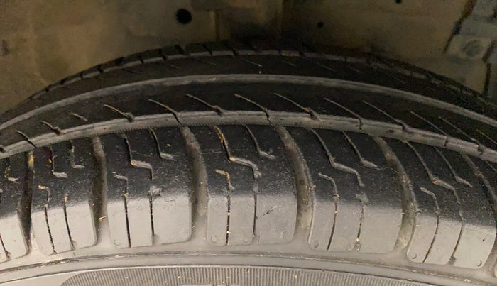 2012 Maruti Swift VDI, Diesel, Manual, 79,216 km, Right Front Tyre Tread