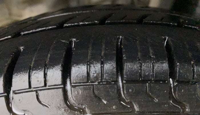 2011 Hyundai Eon ERA, Petrol, Manual, 66,145 km, Left Rear Tyre Tread