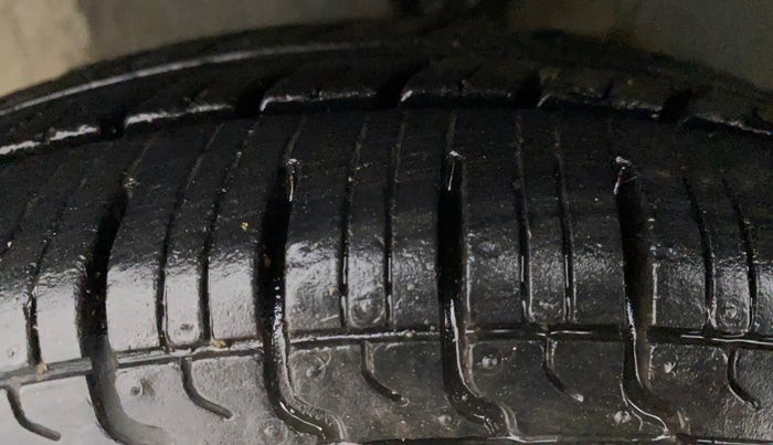 2011 Hyundai Eon ERA, Petrol, Manual, 66,145 km, Left Front Tyre Tread