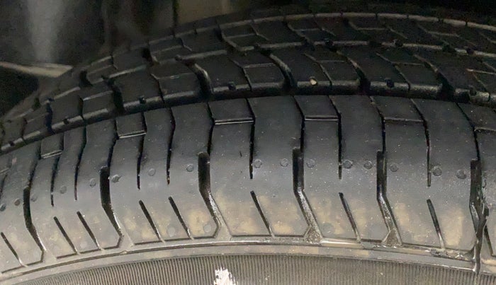 2017 Maruti Dzire VXI, Petrol, Manual, 1,07,214 km, Right Rear Tyre Tread