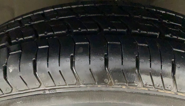 2017 Maruti Dzire VXI, Petrol, Manual, 1,07,214 km, Right Front Tyre Tread
