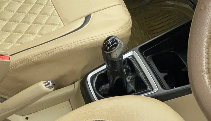 2017 Maruti Dzire VXI, Petrol, Manual, 1,07,214 km, Gear lever - Knob has minor damage