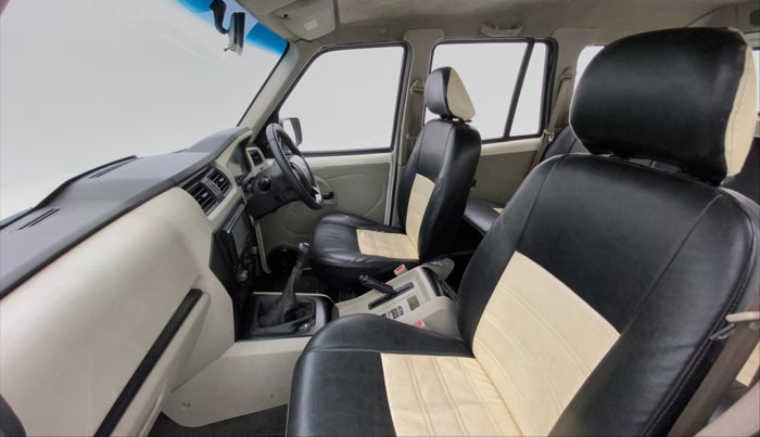 2016 Mahindra Scorpio S2, Diesel, Manual, 1,32,429 km, Right Side Front Door Cabin