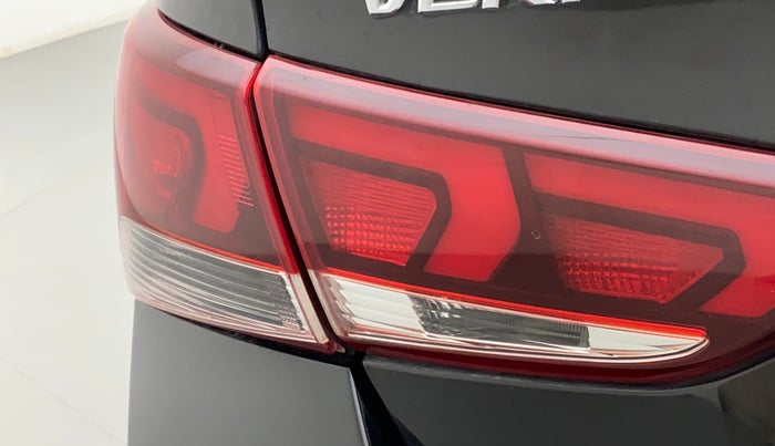 2018 Hyundai Verna 1.6 VTVT SX, Petrol, Manual, 56,396 km, Left tail light - Minor damage