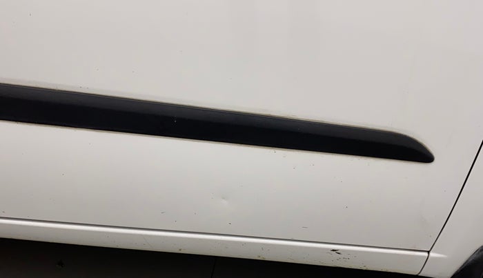 2016 Hyundai i10 MAGNA 1.1, CNG, Manual, 1,00,542 km, Driver-side door - Slightly dented