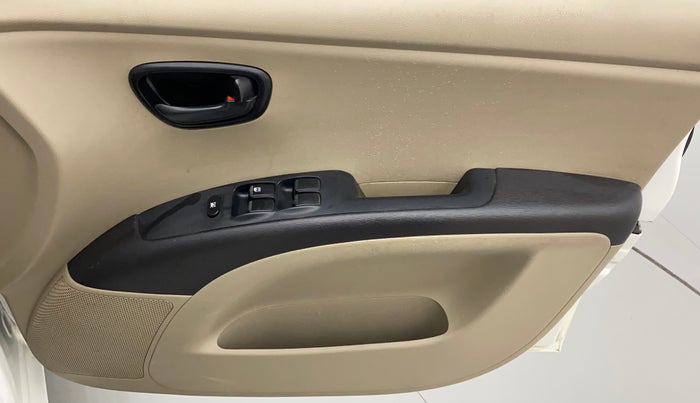 2016 Hyundai i10 MAGNA 1.1, CNG, Manual, 1,00,542 km, Driver Side Door Panels Control