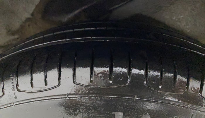 2016 Hyundai i10 MAGNA 1.1, CNG, Manual, 1,00,542 km, Left Rear Tyre Tread