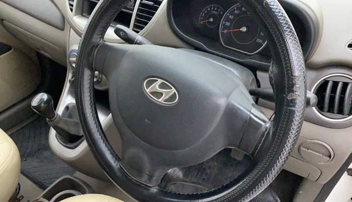 2016 Hyundai i10 MAGNA 1.1, CNG, Manual, 1,00,542 km, Steering wheel - Steering cover is minor torn