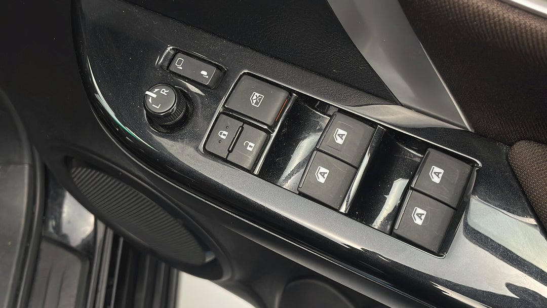 2016 Toyota Fortuner Gxl, Automatic, 96502 km, Drivers Side Door Panel Controls