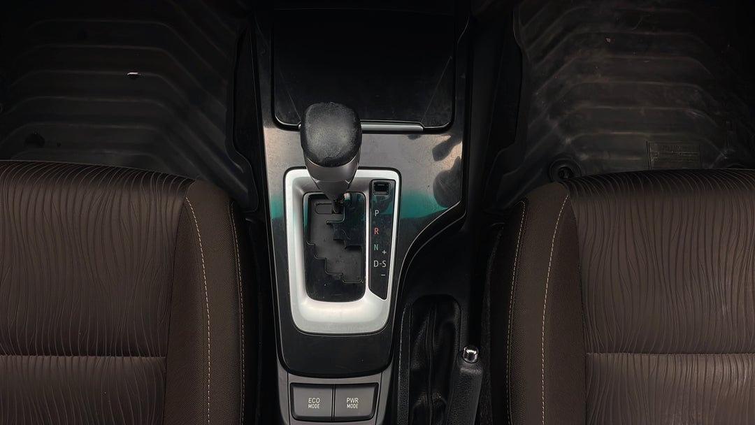 2016 Toyota Fortuner Gxl, Automatic, 96502 km, Gear Lever 