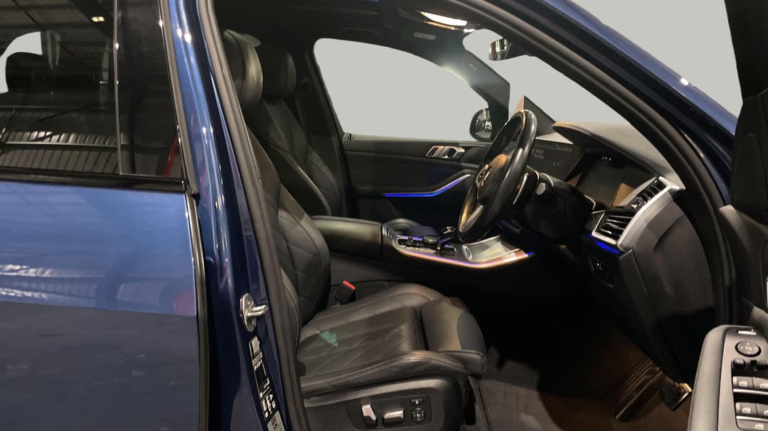 2022 BMW X5 xDrive30d M Sport, Automatic, 69003 km, Right Side Front Door Cabin View