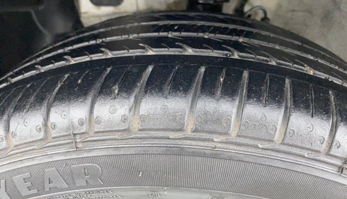 2015 Hyundai Elite i20 SPORTZ (O) 1.4, Diesel, Manual, 48,412 km, Left Front Tyre Tread