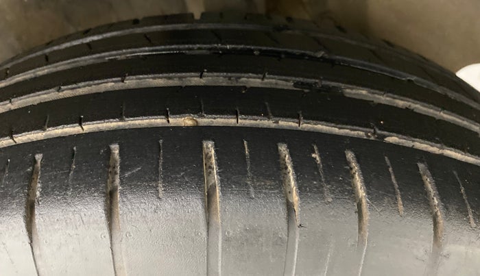 2018 Maruti Swift ZXI, Petrol, Manual, 29,767 km, Left Rear Tyre Tread