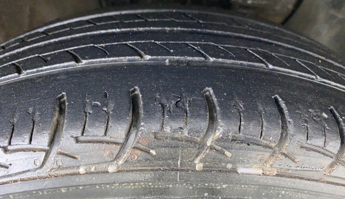 2018 Hyundai Elite i20 ASTA 1.2, CNG, Manual, 31,003 km, Right Front Tyre Tread