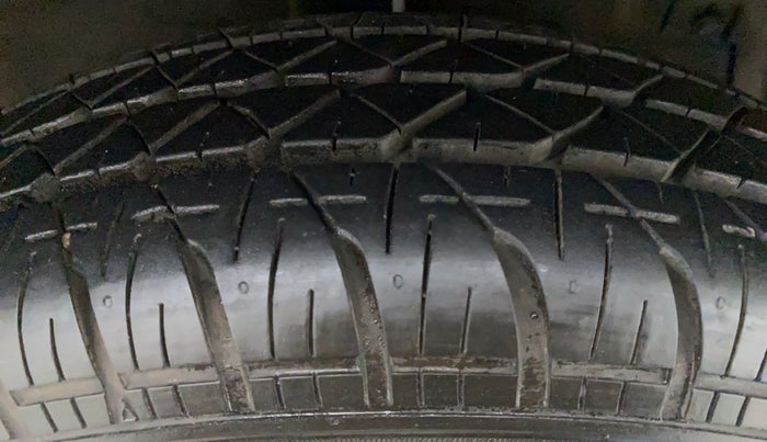 2014 Maruti Swift VXI D, Petrol, Manual, 47,966 km, Right Front Tyre Tread