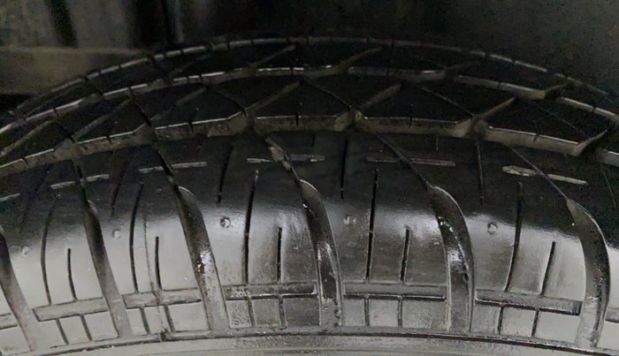 2014 Maruti Swift VXI D, Petrol, Manual, 47,966 km, Right Rear Tyre Tread