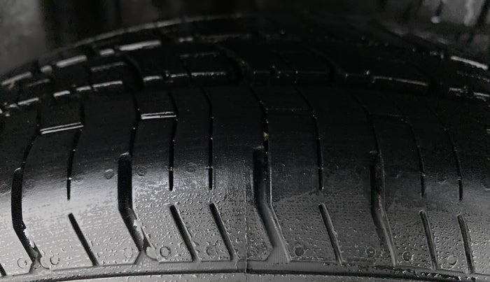 2018 Maruti Dzire VXI, CNG, Manual, 51,829 km, Right Rear Tyre Tread