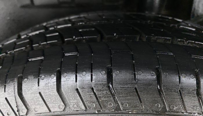 2018 Maruti Dzire VXI, CNG, Manual, 51,829 km, Left Rear Tyre Tread