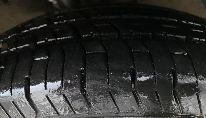 2018 Maruti Dzire VXI, CNG, Manual, 51,829 km, Right Front Tyre Tread