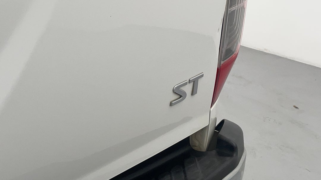 2015 Nissan Navara St (4x4), Automatic, 136655 km, Badge (Boot Right Side)