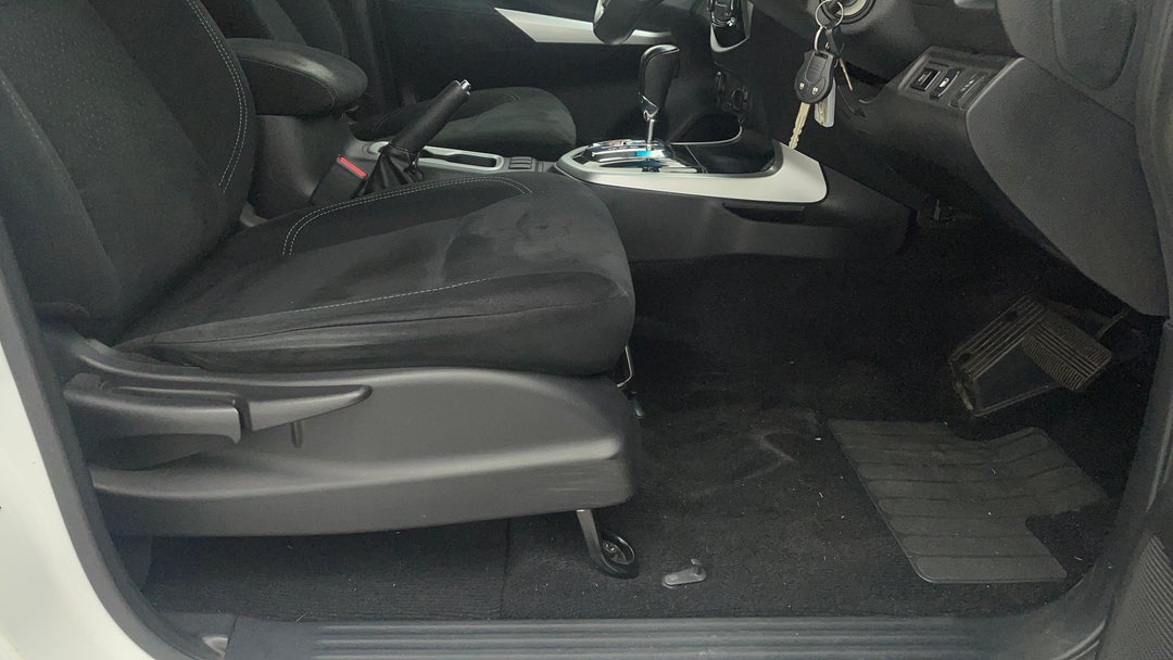 2015 Nissan Navara St (4x4), Automatic, 136655 km, Drivers Side Adjustment Panel