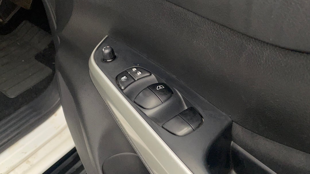 2015 Nissan Navara St (4x4), Automatic, 136655 km, Drivers Side Door Panel Controls