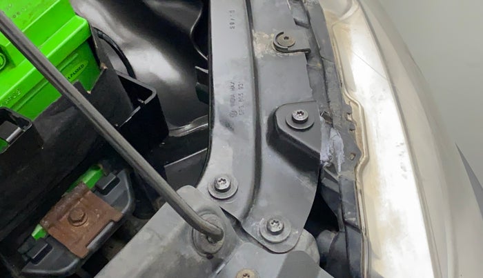 2013 Volkswagen Vento COMFORTLINE MT PETROL, Petrol, Manual, 50,898 km, Left headlight - Clamp has minor damage