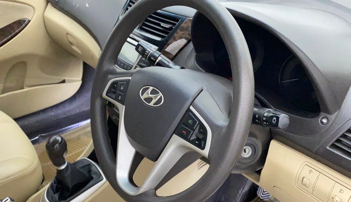 2012 Hyundai Verna FLUIDIC 1.6 VTVT SX, Petrol, Manual, 60,226 km, Steering wheel - Steering cover is minor torn