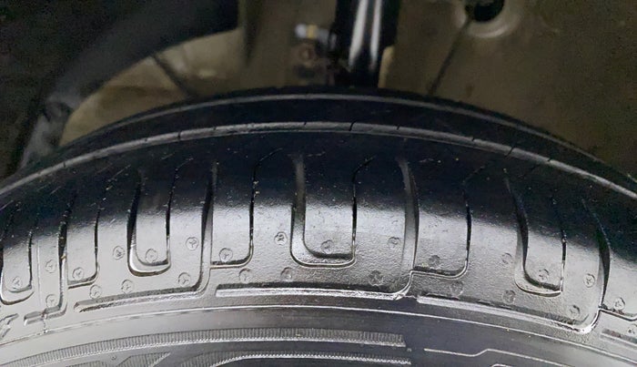 2017 Maruti Dzire VDI, Diesel, Manual, 1,02,730 km, Left Front Tyre Tread
