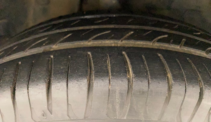2013 Maruti Ritz VXI, Petrol, Manual, 61,680 km, Right Front Tyre Tread