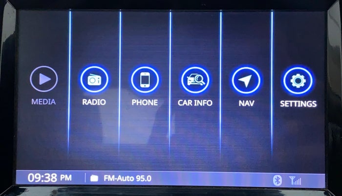 2018 Mahindra TUV300 T 10 MT Dual Tone, Diesel, Manual, 1,00,292 km, Apple CarPlay and Android Auto