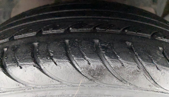 2017 Ford New Figo 1.2 TITANIUM, Petrol, Manual, 36,848 km, Right Front Tyre Tread
