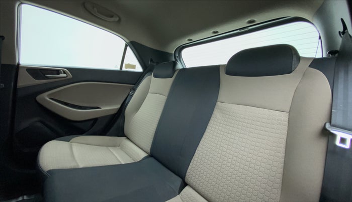 2017 Hyundai Elite i20 SPORTZ 1.4, Diesel, Manual, 43,470 km, Right Side Rear Door Cabin