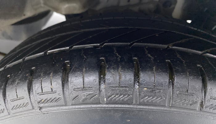 2017 Hyundai Eon MAGNA PLUS, Petrol, Manual, 33,596 km, Left Rear Tyre Tread