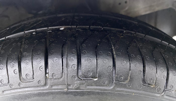2017 Hyundai Eon MAGNA PLUS, Petrol, Manual, 33,596 km, Right Front Tyre Tread