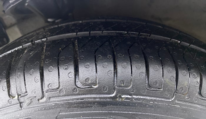 2017 Hyundai Eon MAGNA PLUS, Petrol, Manual, 33,596 km, Left Front Tyre Tread