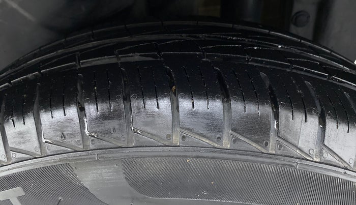 2016 Maruti Swift VXI D, Petrol, Manual, 69,181 km, Left Rear Tyre Tread