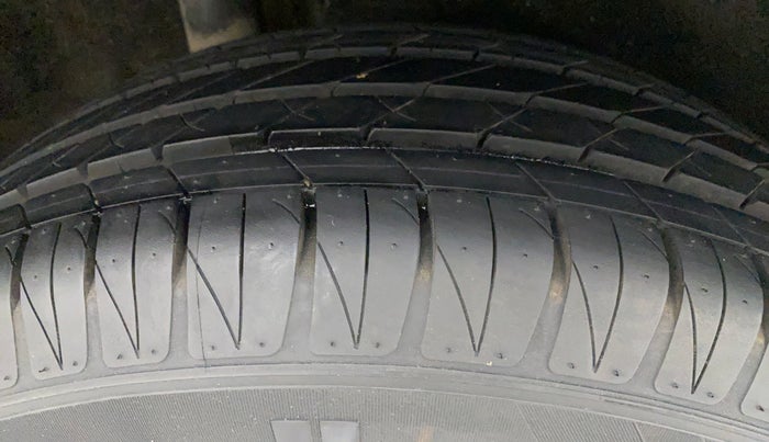 2017 Maruti Vitara Brezza ZDI, Diesel, Manual, 68,837 km, Right Rear Tyre Tread