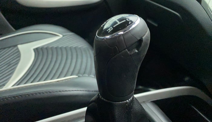 2016 Maruti Baleno ZETA PETROL 1.2, Petrol, Manual, 75,743 km, Gear lever - Knob has minor damage
