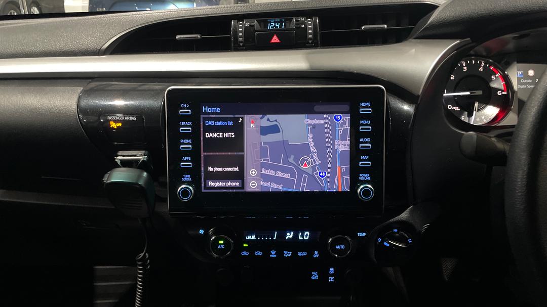 2021 Toyota Hilux Sr5 (4x4), Automatic, 56369 km, Infotainment System
