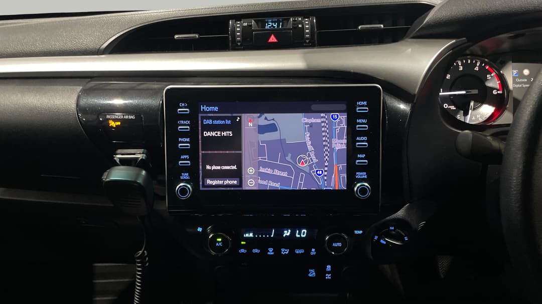 2021 Toyota Hilux Sr5 (4x4), Automatic, 56369 km, Infotainment System