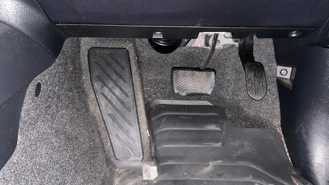 2021 Toyota Hilux Sr5 (4x4), Automatic, 56369 km, Pedals and Footmat