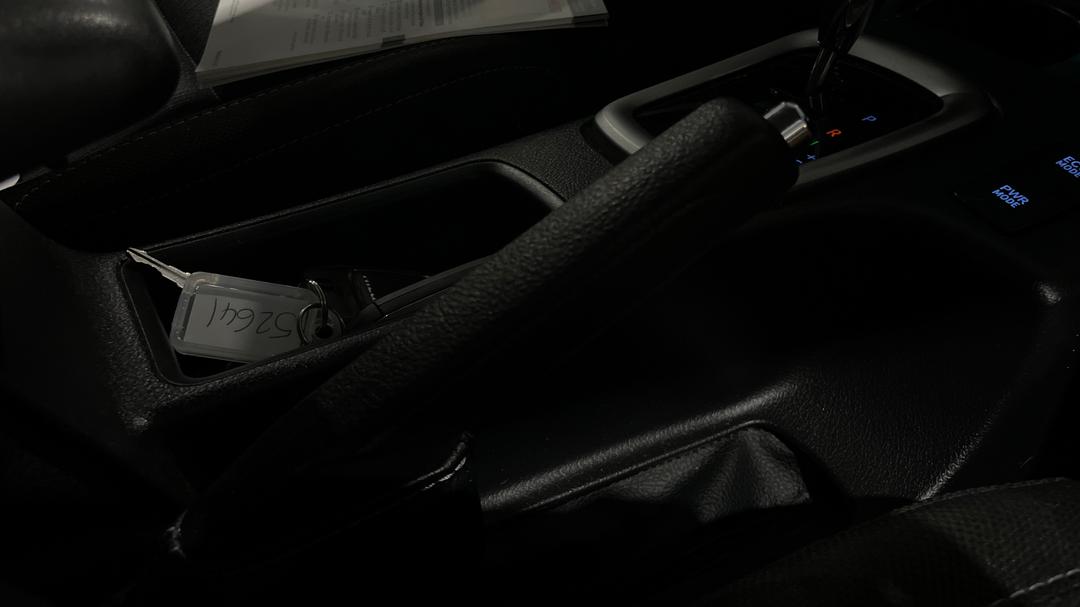 2021 Toyota Hilux Sr5 (4x4), Automatic, 56369 km, Handbrake