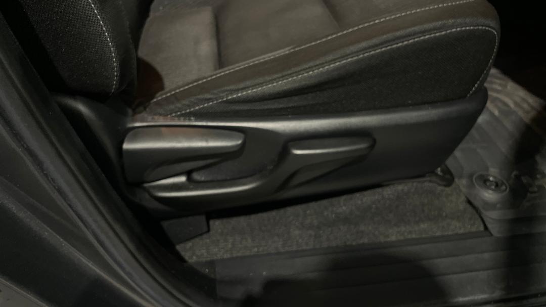 2021 Toyota Hilux Sr5 (4x4), Automatic, 56369 km, Drivers Side Adjustment Panel