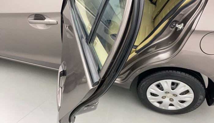 2016 Honda Amaze 1.2L I-VTEC S, Petrol, Manual, 89,438 km, Rear left door - Beading has minor damage