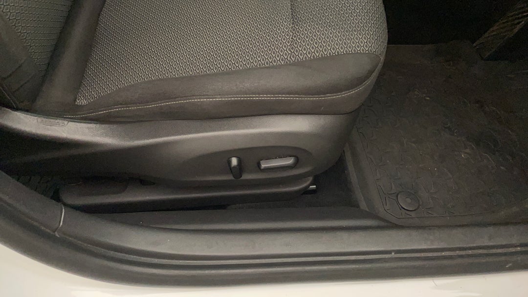 2017 Holden Commodore Lt, Automatic, 99139 km, Drivers Side Adjustment Panel