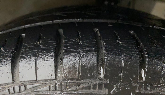2011 Hyundai Eon MAGNA O, Petrol, Manual, 70,508 km, Right Front Tyre Tread