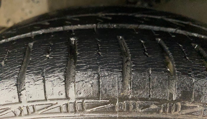 2011 Hyundai Eon MAGNA O, Petrol, Manual, 70,508 km, Left Front Tyre Tread