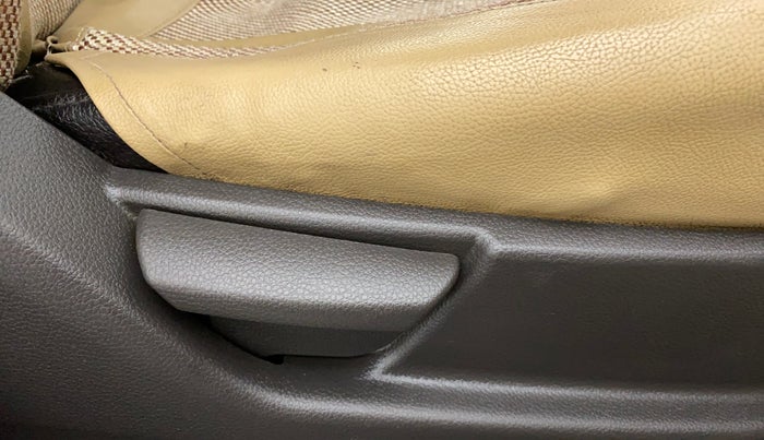 2011 Hyundai Eon MAGNA O, Petrol, Manual, 70,508 km, Driver Side Adjustment Panel